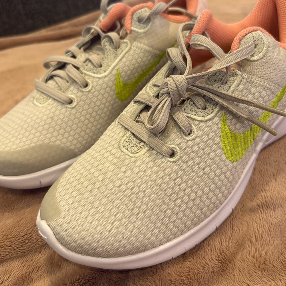 Brand new! Nike Flex Experience 11 Light Bone Running Sneakers Size 6 1/2